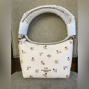 NWT！COACH Zip Top Shoulder Bag With Heart Print
（COACH CW392）V-DAYS fastshipping